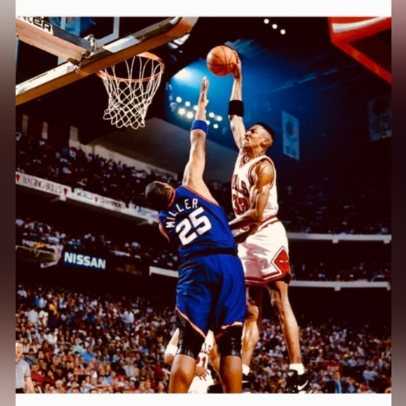 BRAND NEW!💯 SCOTTIE PIPPEN SLAM DUNK💥ON OLIVER MILLER 8.5x11 GLOSSY POSTER!👀 - Picture 1 of 4